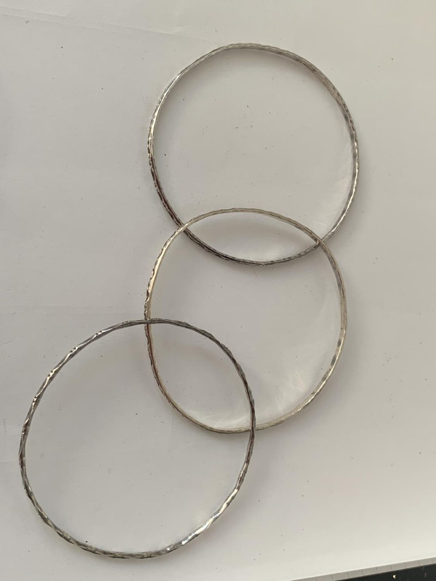 FIVE VARIOUS SILVER BANGLES TO INCLUDE A PANDORA AND A CHAMILIA - Image 3 of 4