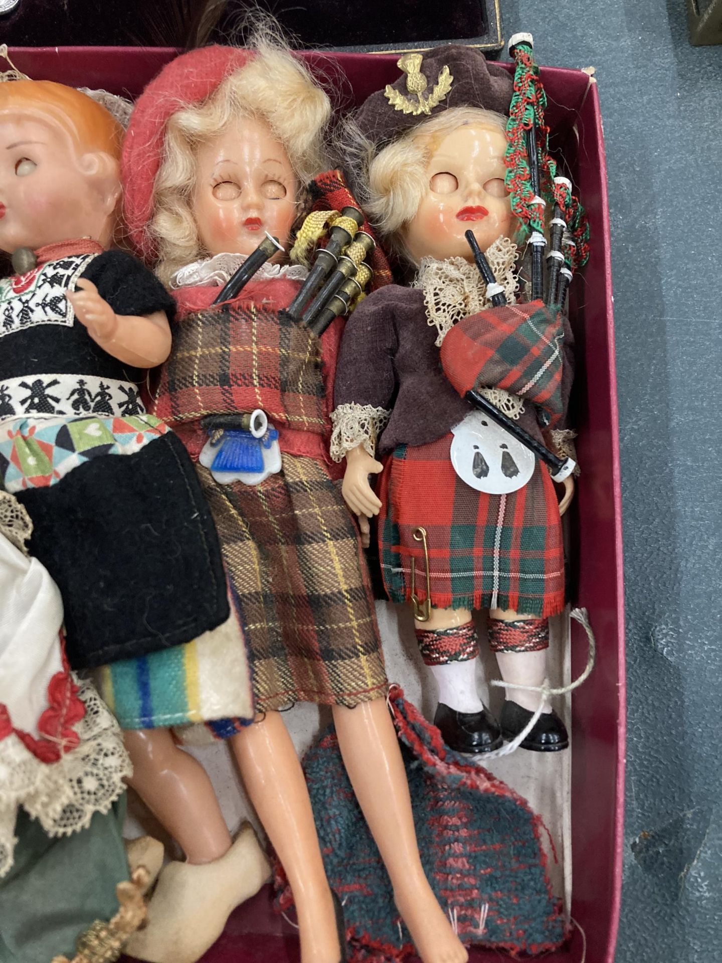 A COLLECTION OF VINTAGE DOLLS - Image 2 of 3