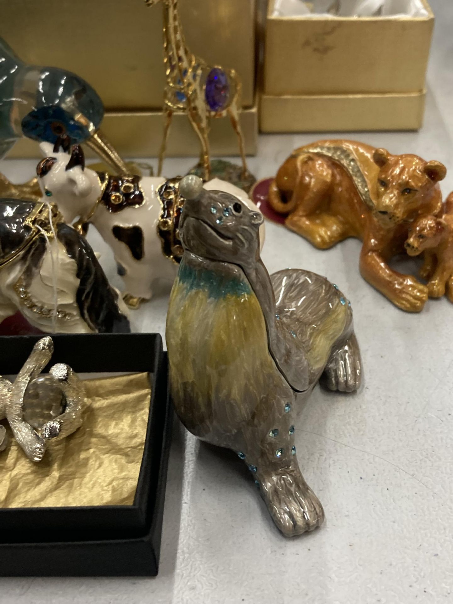A COLLECTION OF ENAMELLED AND JEWELLED ANIMAL DESIGN TRINKET BOXES TO INCLUDE BOXED LEONARDO - Image 5 of 5