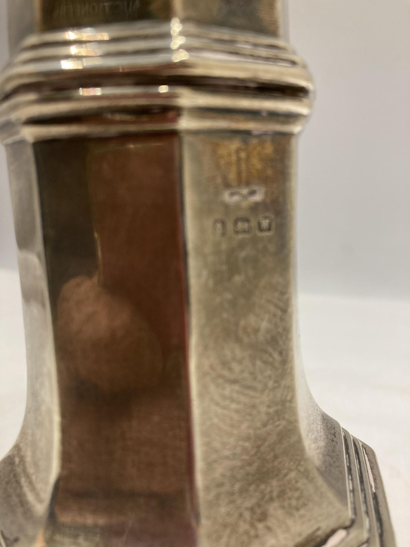 A HALLMARKED BIRMINGHAM SILVER SIFTER GROSS WEIGHT 229 GRAMS - Image 4 of 5