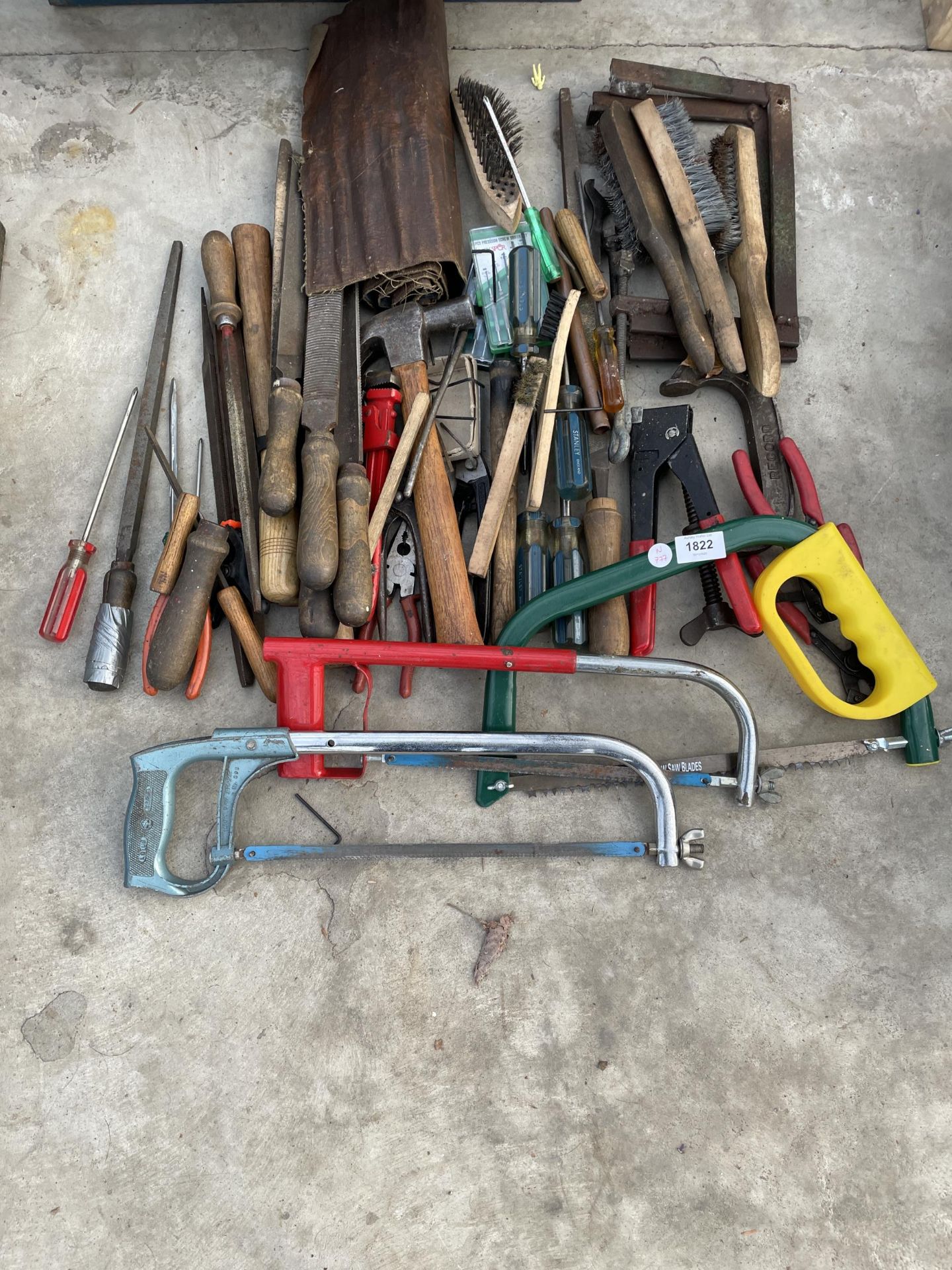 A LARGE QUANTITY OF ASSORTED HAND TOOLS TO INCLUDE FILES, SCREW DRIVERS AND HAMMERS ETC