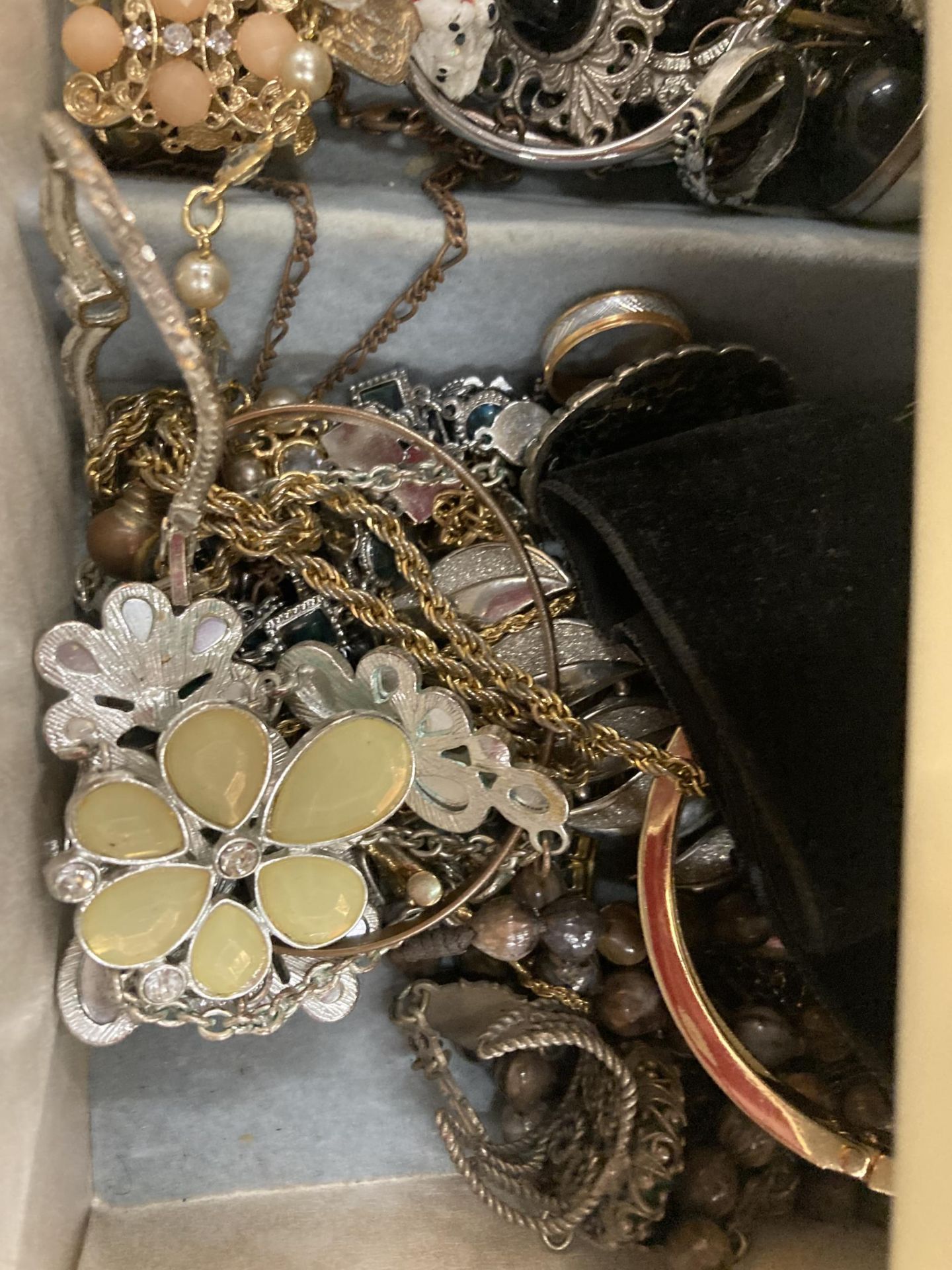 A LARGE COLLECTION OF ASSORTED COSTUME JEWELLERY IN JEWELLERY BOX AND FURTHER CASE - Bild 6 aus 6