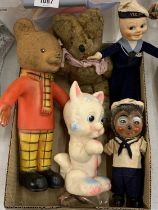 A QUANTITY OOF VINTAGE TOYS TOO INCLUDE RUPERT THE BEAR, A SAILOR DOLL, TEDDY BEAR, ETC - 5 IN TOTAL