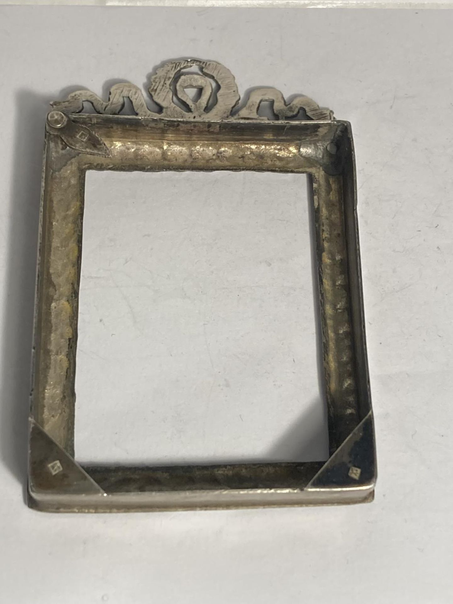 A DECORATIVE SILVER SMALL PHOTOGRAPH FRAME NO GLASS - Image 2 of 5