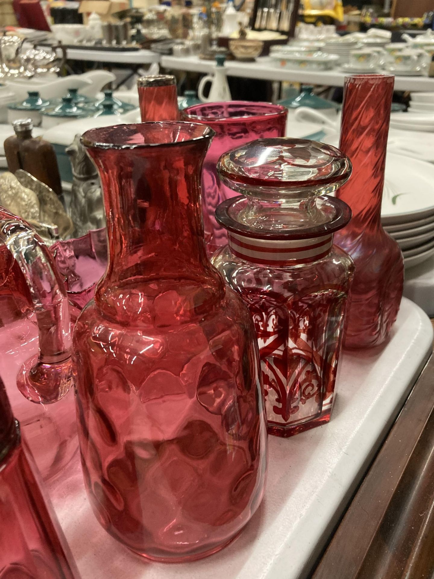 A MIXED GROUP OF VINTAGE CRANBERRY GLASSWARE TO INCLUDE JUGS, VASES ETC - Image 3 of 5