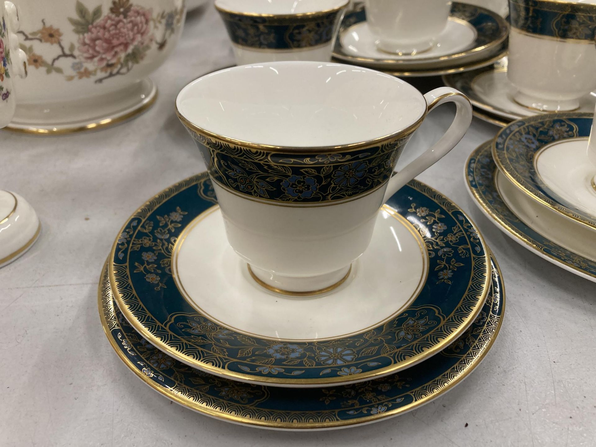 A LARGE ROYAL DOULTON 'CARLYLE' PATTERN TEA SERVICE - Image 5 of 7