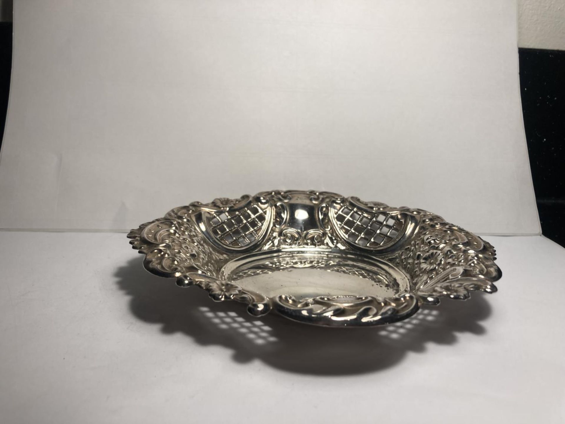 A HALLMARKED LONDON PIERCED DISH GROSS WEIGHT 85.5 GRAMS - Image 2 of 3