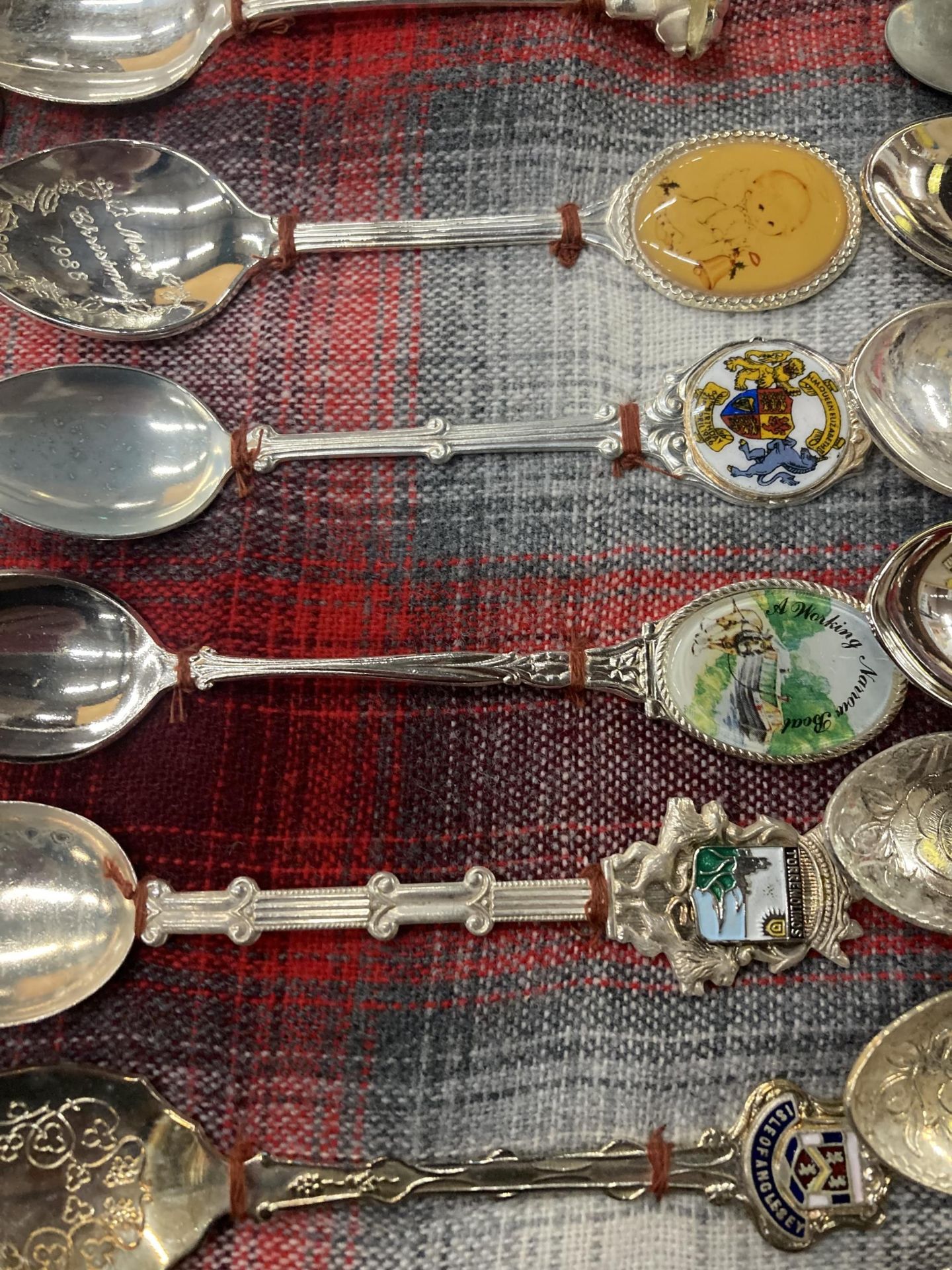 A WOODEN DISPLAY BOX CONTAINING ASSORTED COLLECTABLE SILVER PLATED TEASPOONS - Image 5 of 5