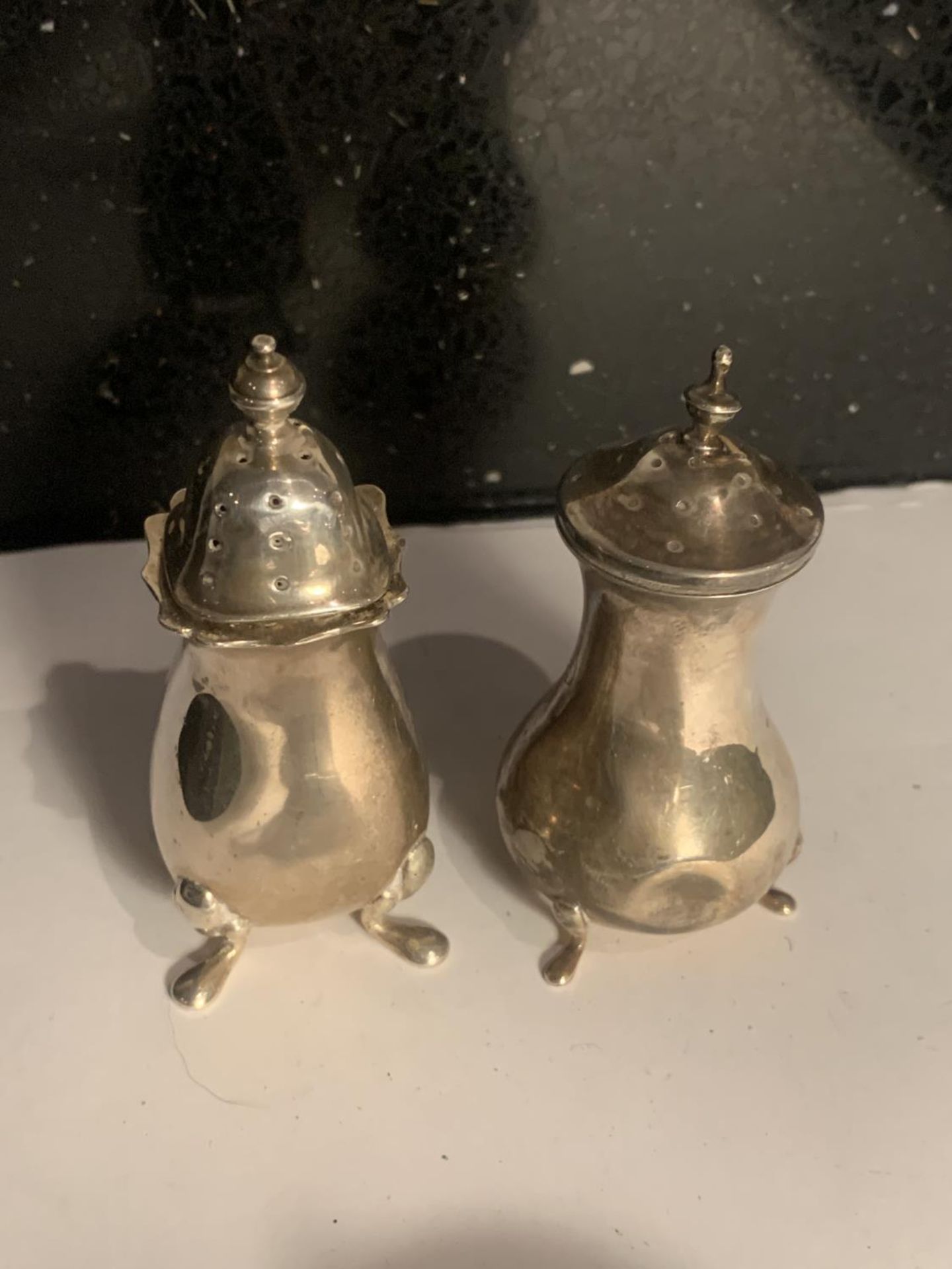 A HALLMARKED BIRMINGHAM SILVER CRUET SET WITH TWO SPOONS GROSS WEIGHT 133.7 GRAMS - Image 2 of 6
