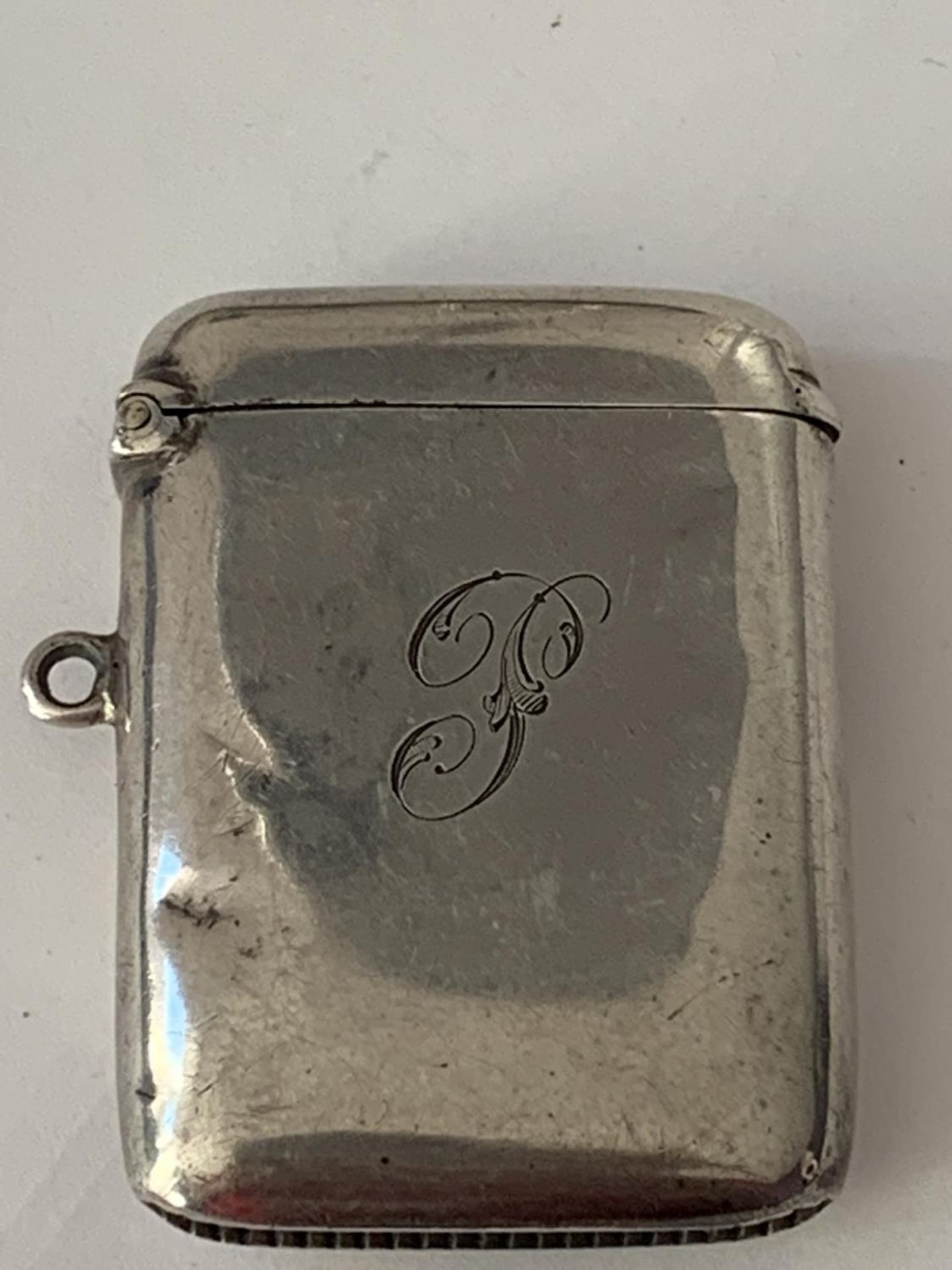 A HALLMARKED BIRMINGHAM SILVER VESTA CASE