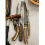 A MIXED LOT TO INCLUDE VINTAGE CORKSCREWS AND HORN HANDLED KNIVES