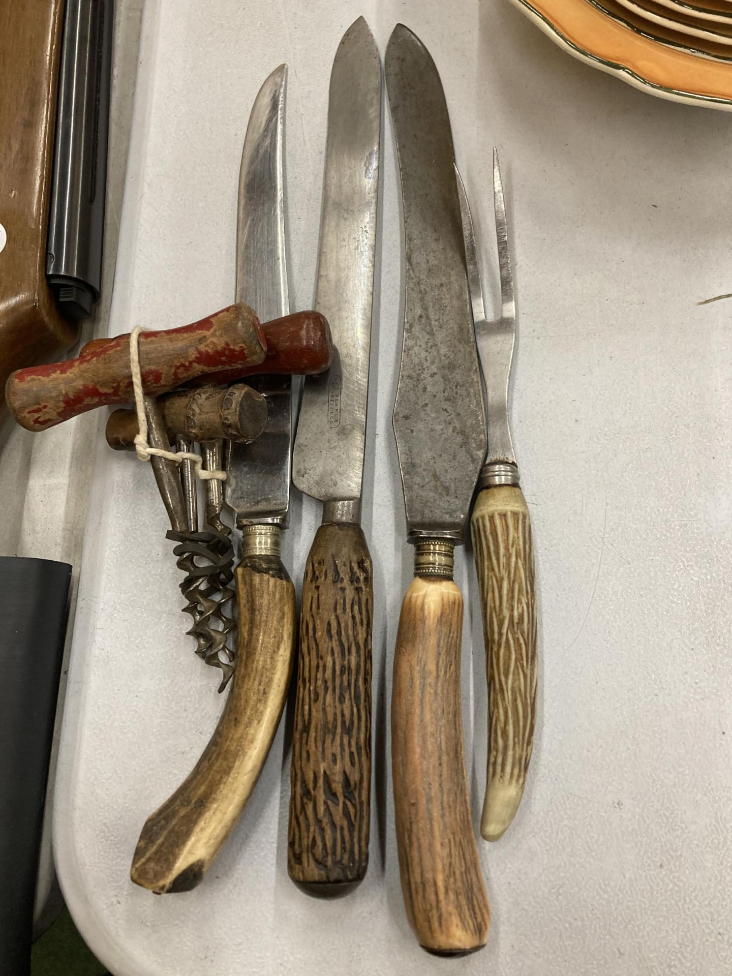 A MIXED LOT TO INCLUDE VINTAGE CORKSCREWS AND HORN HANDLED KNIVES