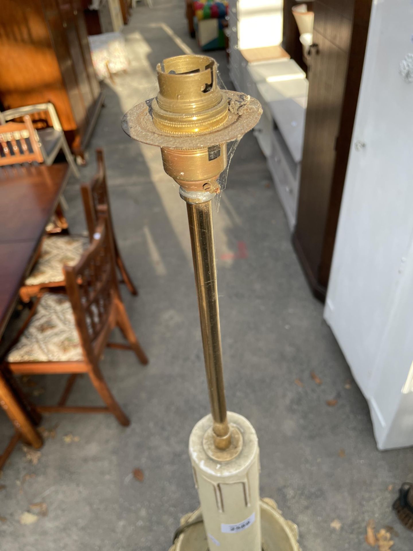 A METALWARE STANDARD LAMP ON CLAW FEET - Bild 6 aus 6