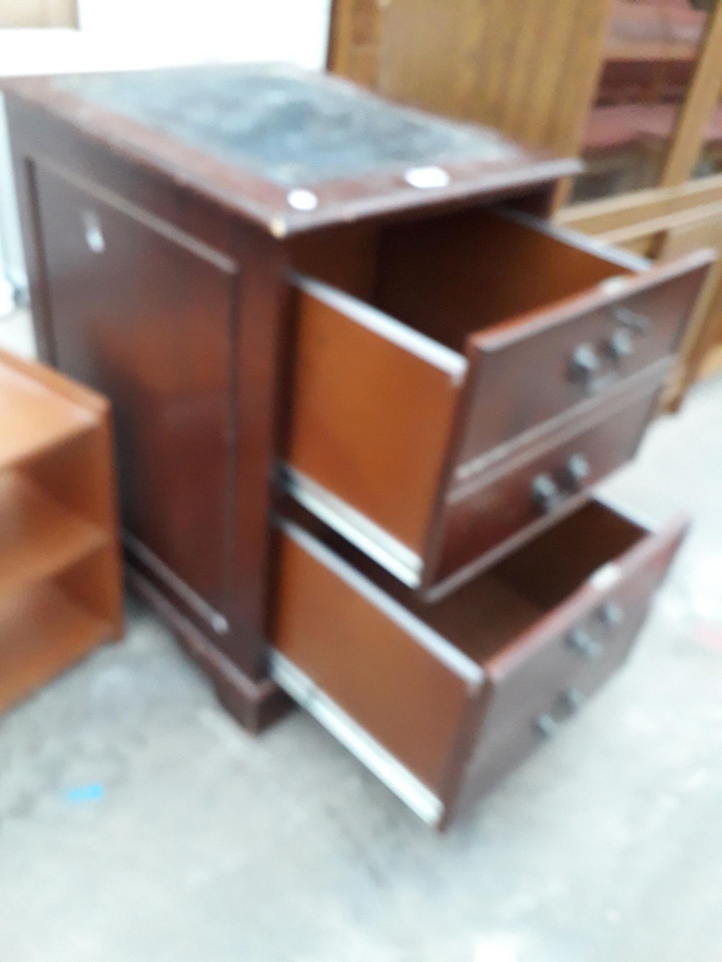 A MODERN MAHOGANY TWO DRAWER FILING CABINET WITH INSET LEATHER TOP - Image 2 of 2