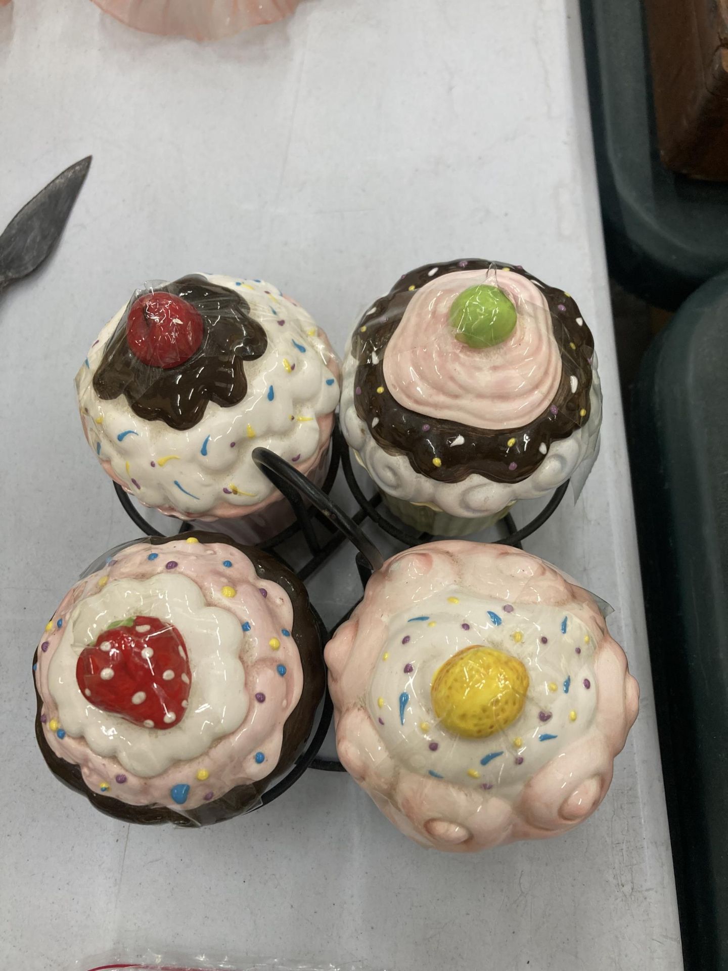 FOUR POTTERY CUP CAKES AND STAND - Image 2 of 4