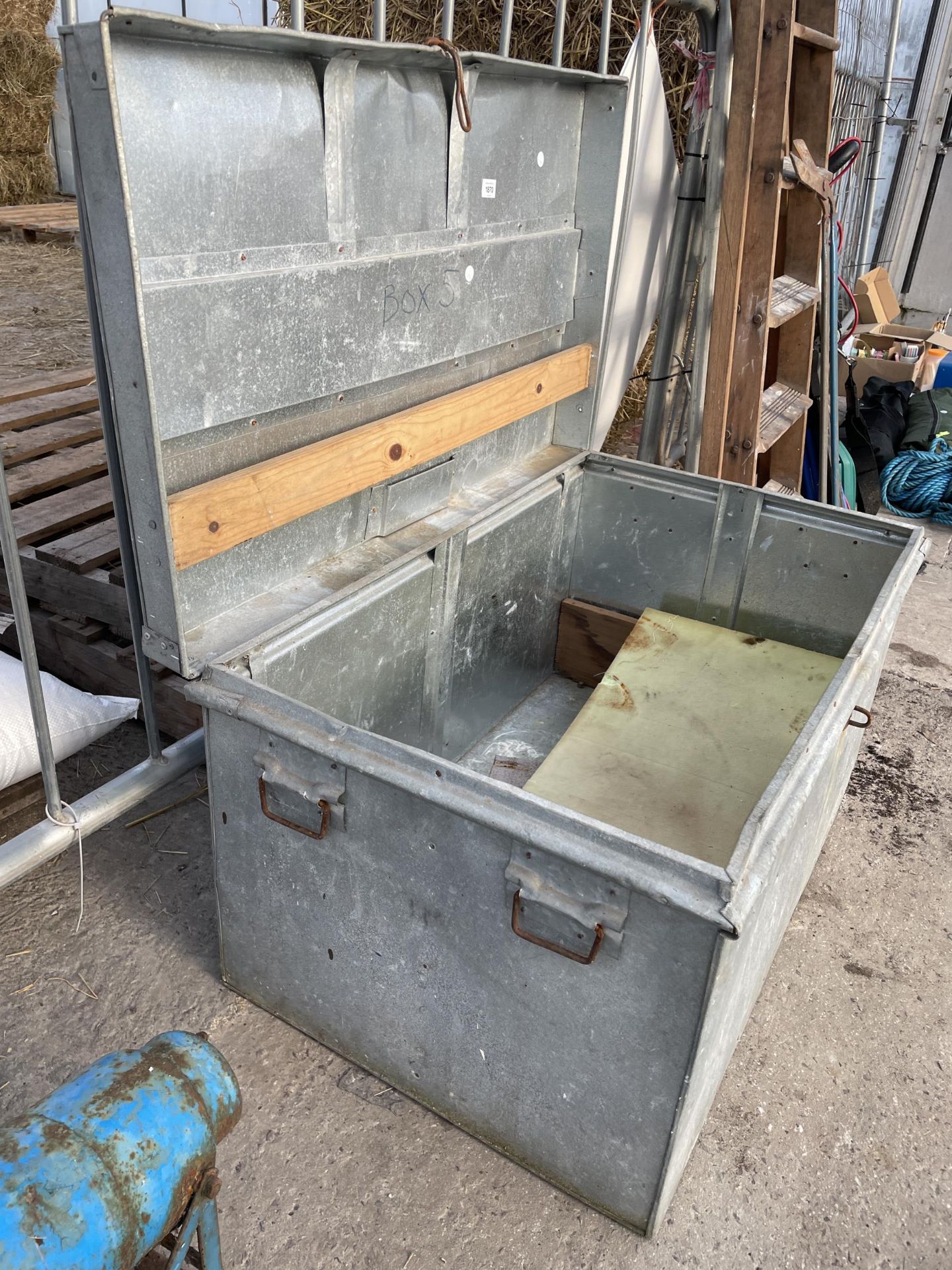 A LARGE GALVANISED TRAVEL/STORAGE TRUNK - Image 2 of 3