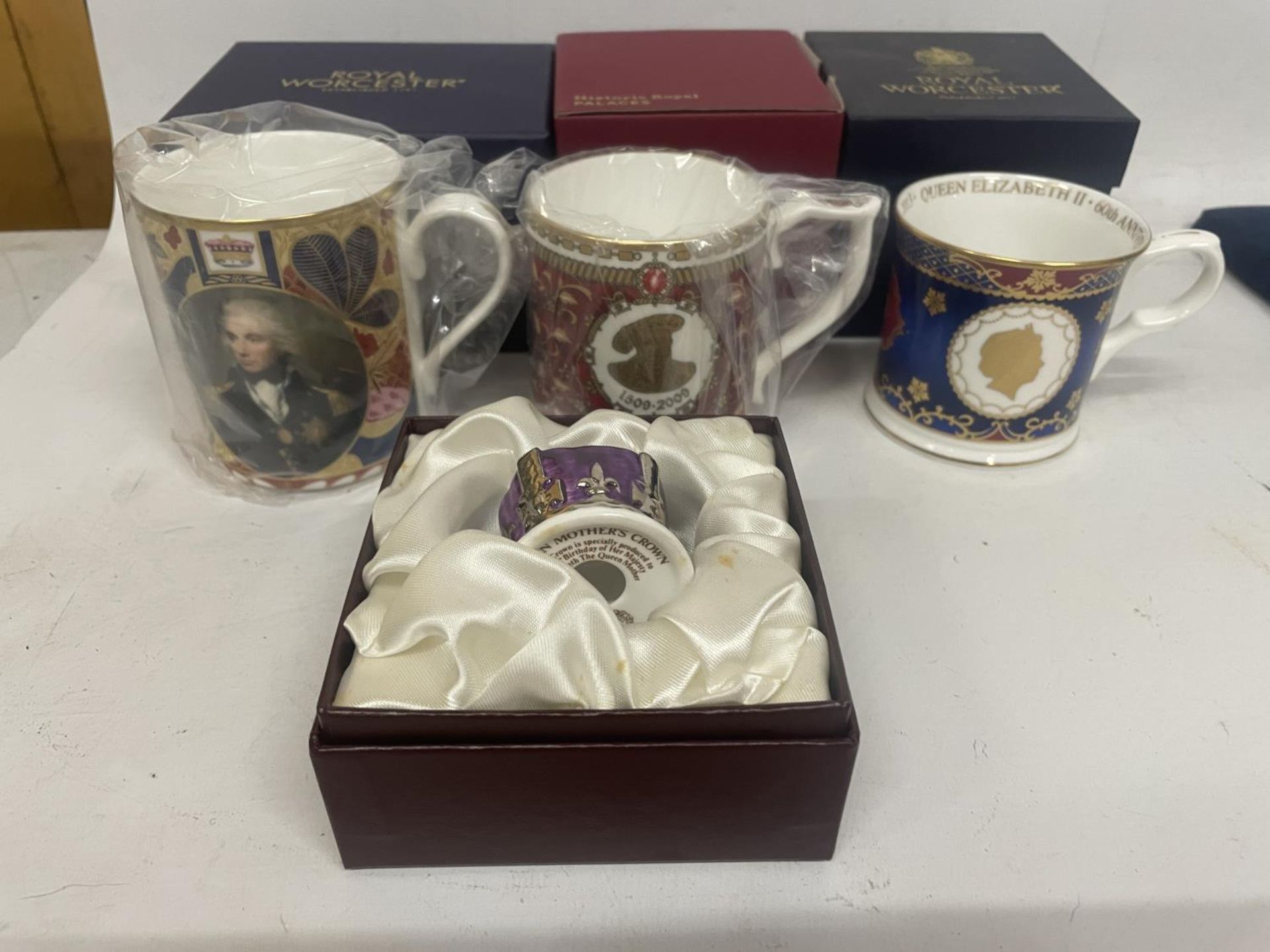 FOUR BOXED COMMEMORATIVE ITEMS TO INCLUDE TWO ROYAL WORCESTER MUGS, CAVERSALL CROWN ETC