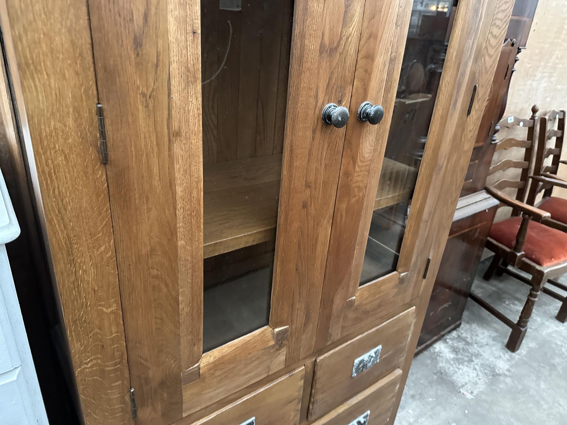 AN OAK CABINET WITH TWO GLAZED DOORS AND SIDES WITH TWO SHORT AND ONE LONG DRAWER - Image 3 of 4