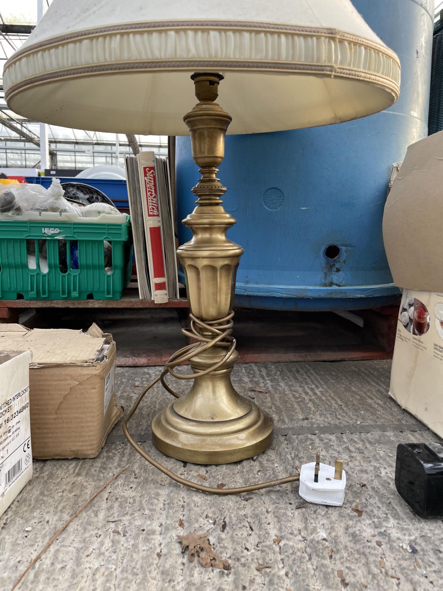 A DECORATIVE GILT TABLE LAMP WITH SHADE - Image 2 of 2