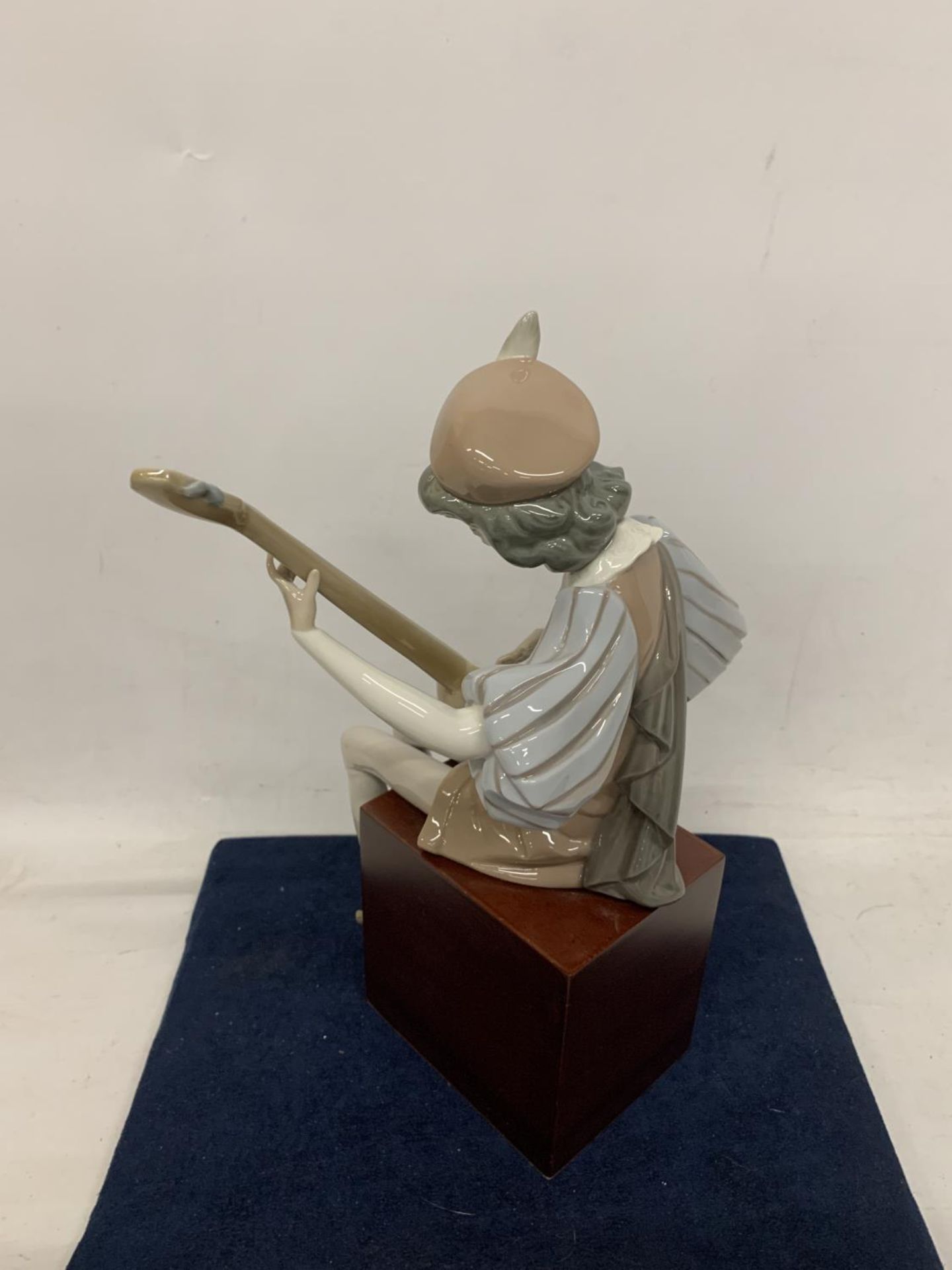 A LLADRO FIGURE OF SEATED MINSTREL PLAYING A LUTE (THUMB A/F) - Image 3 of 4