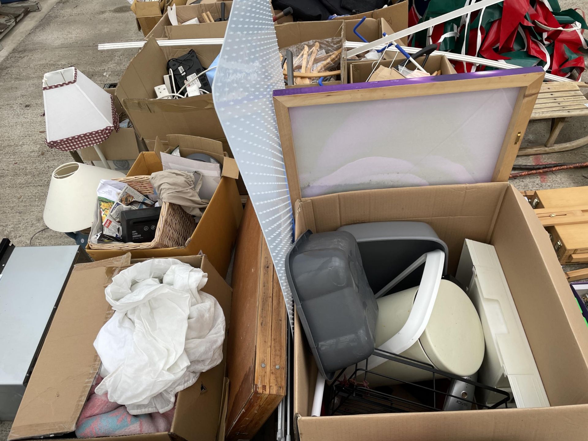 AN ASSORTMENT OF HOUSEHOLD CLEARANCE ITEMS