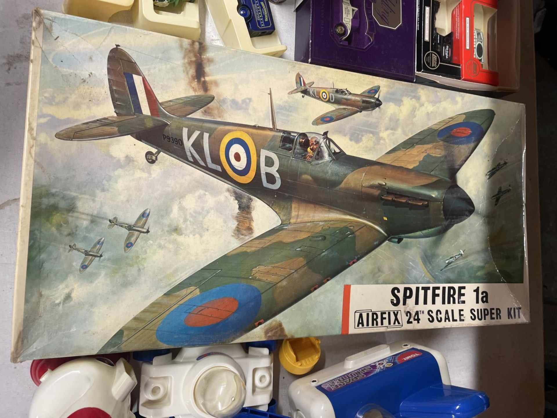 THREE MODEL MAKING KITS TO INCLUDE AN AIRFIX SPITFIRE 1A, REVELL WESTLAND SEA KING HELICOPTER AND - Image 3 of 3