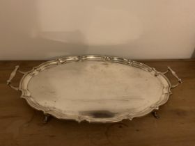 A LARGE TWIN HANDLED HALLMARKED CHESTER SILVER TRAY WITH FOUR FEET GROSS WEIGHT 2923 GRAMS