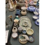 A MIXED LOT OF STUDIO POTTERY ITEMS TO INCLUDE OWL PLATES, JARS ETC