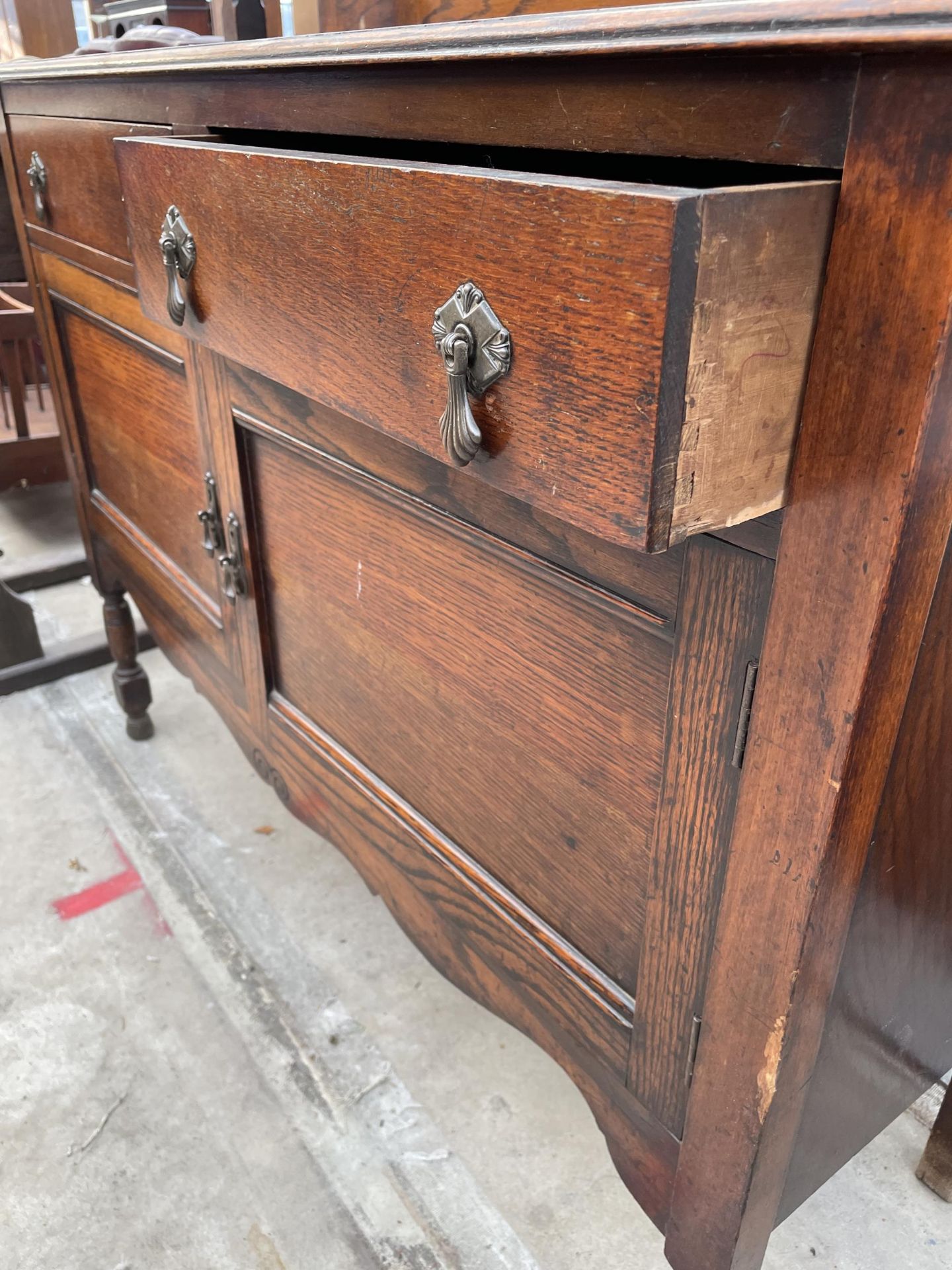 AN EARLY 20TH CENTURY OAK MIRROR-BACK SIDEBOARD, 47" WIDE - Image 4 of 4