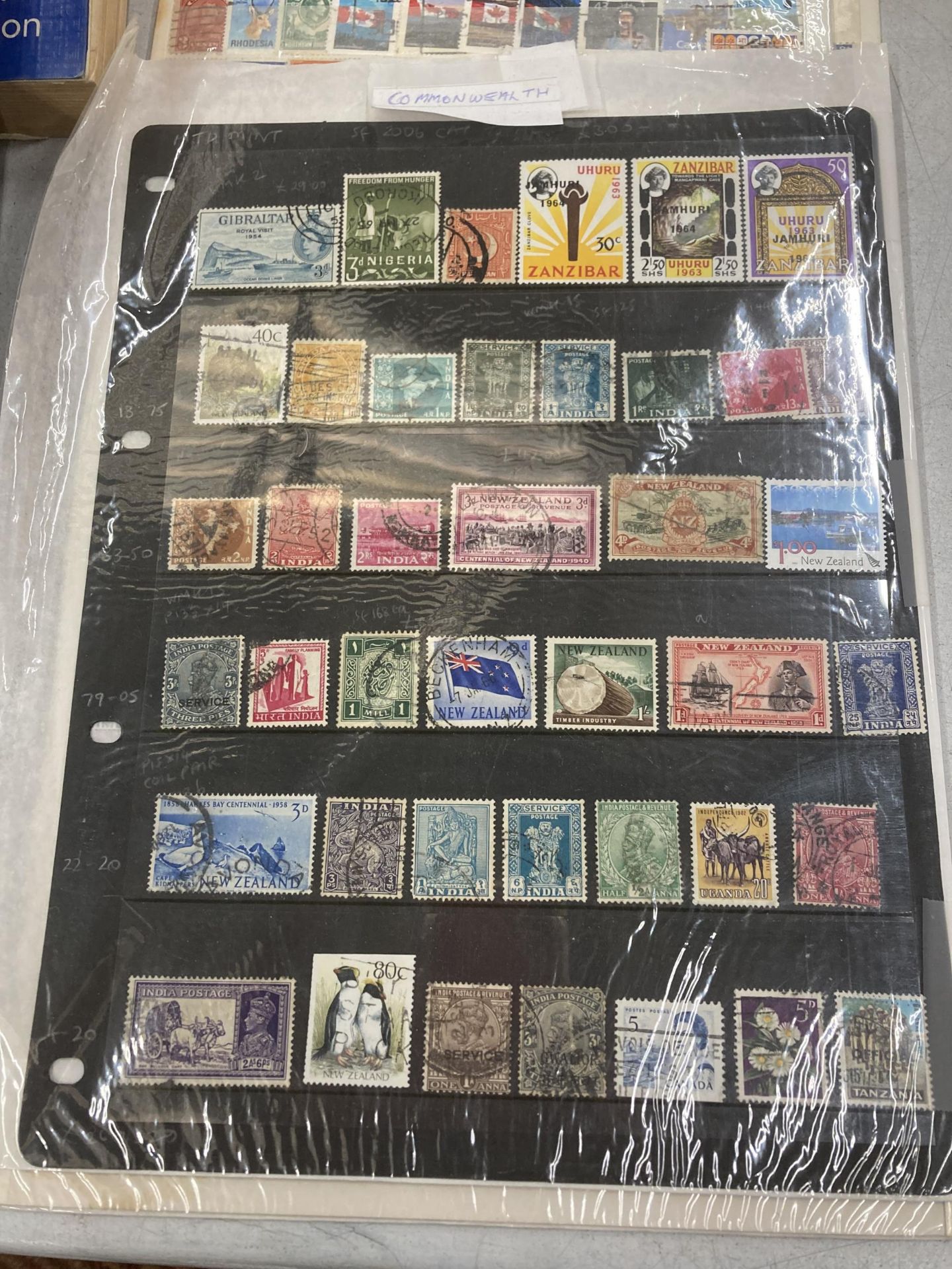 A COLLECTION OF STAMPS, COMMENWEALTH EXAMPLES ON SHEETS, WORLD POSTAGE ALBUM, STANLEY GIBBONS - Bild 2 aus 8