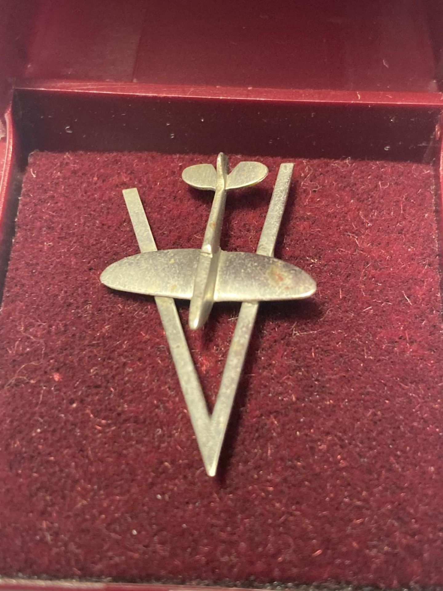 A BOXED SPITFIRE VICTORY V BROOCH - Image 2 of 2