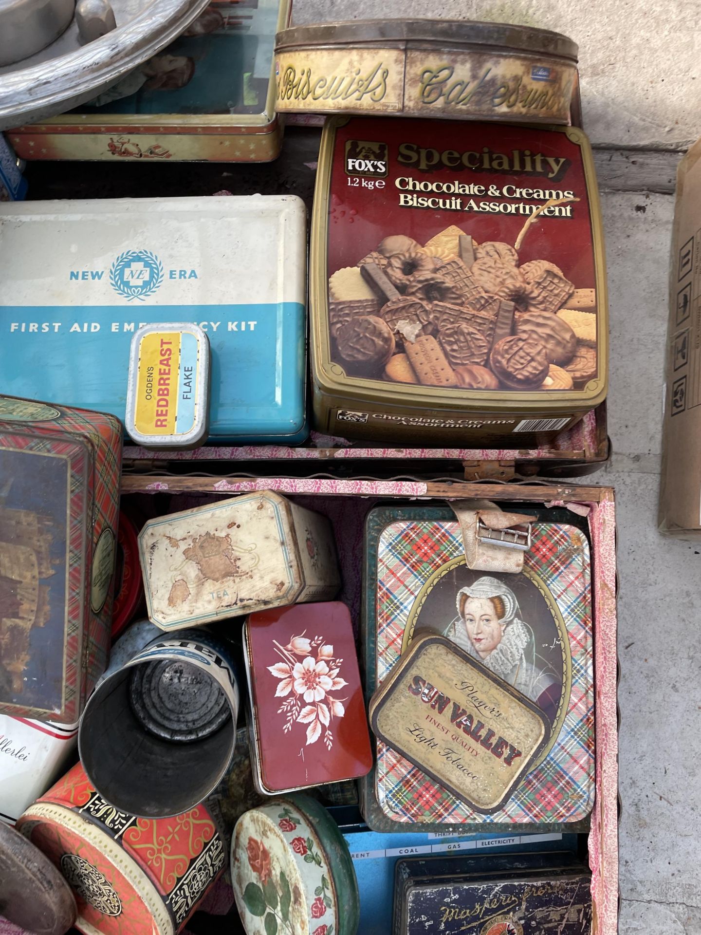 A LARGE ASSORTMENT OF VINTAGE TINS - Image 2 of 3