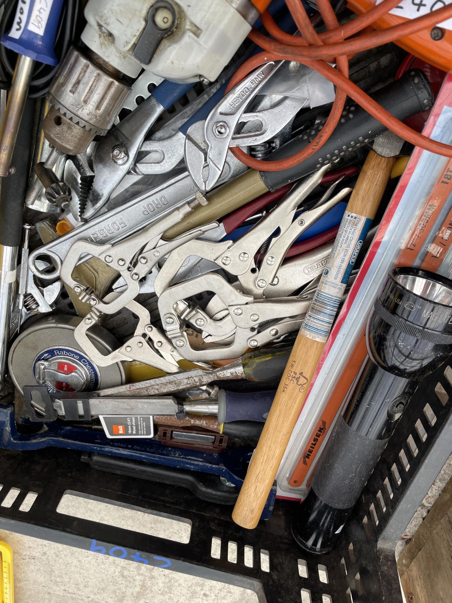 A LARGE ASSORTMENT OF TOOLS TO INCLUDE AN ELECTRIC DRILL, MOLE GRIPS AND CHISELS ETC - Bild 2 aus 4