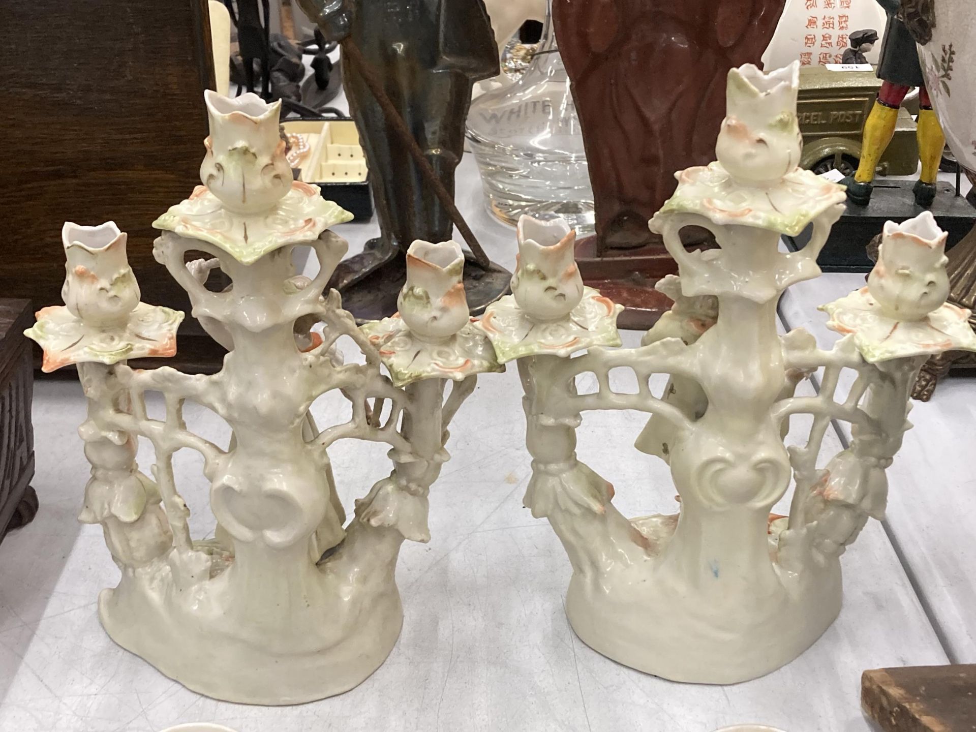 A PAIR OF CONTINENTAL PORCELAIN FIGURAL CANDLESTICKS - Image 4 of 4