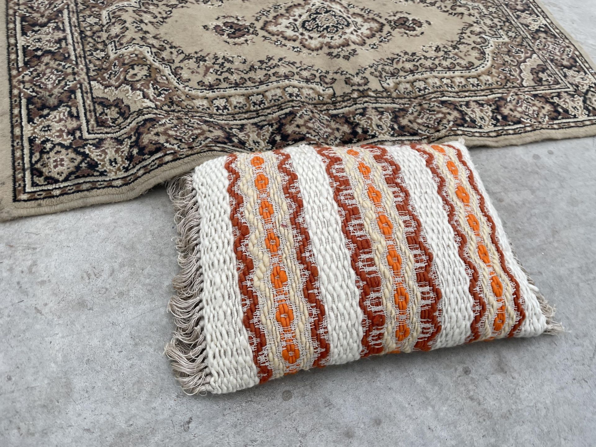 A SMALL CREAM PATTERNED RUG AND A CUSHION - Image 2 of 2