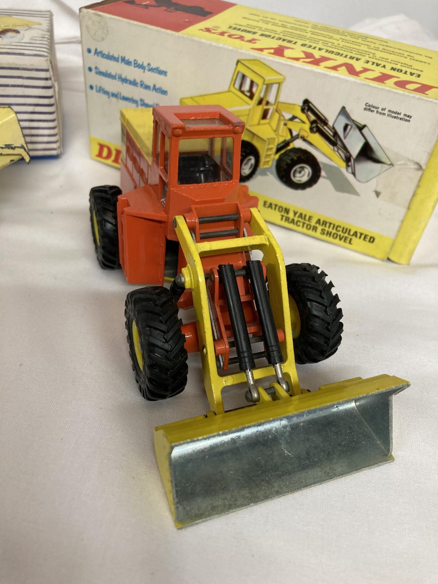 TWO BOXED DINKY MODELS NO. 965 - A EUCLID DUMP TRUCK AND NO. 973 - AN EATON YALE LOADING SHOVEL - Bild 3 aus 3
