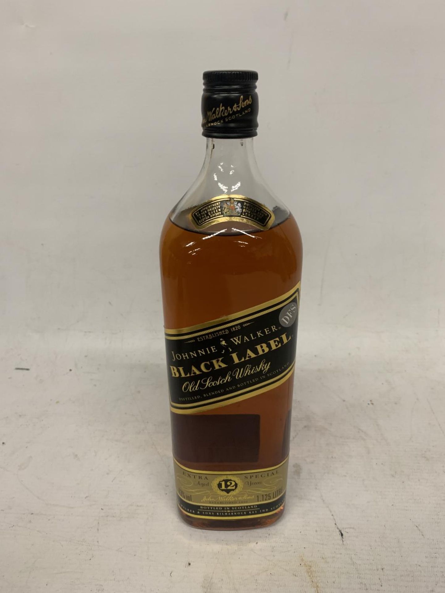 A 1.125L BOTTLE OF JOHNNIE WALKER BLACK LABEL 12 YEAR OLD SCOTCH WHISKY - BOXED - Bild 2 aus 3