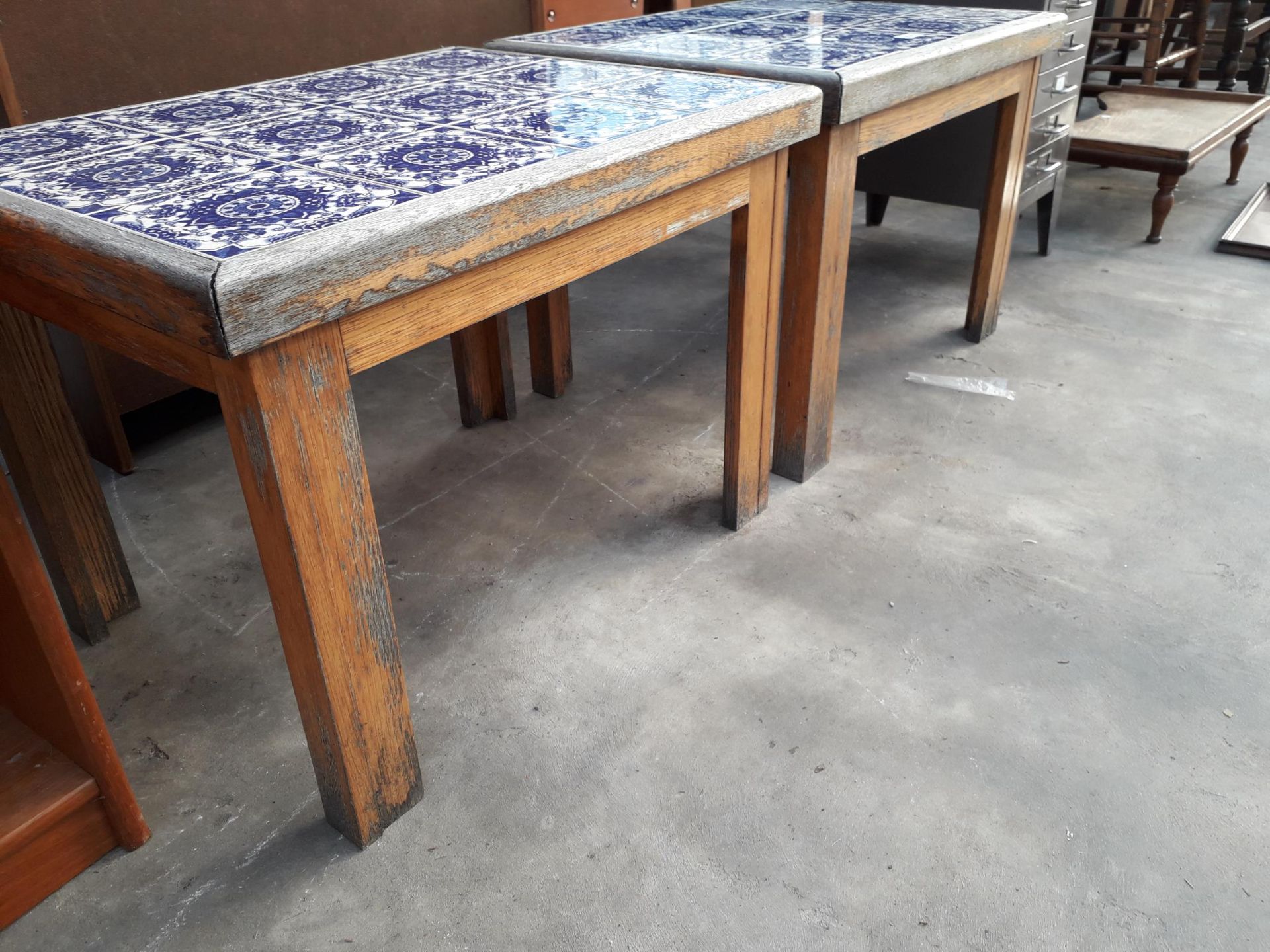 A PAIR OF MODERN COFFEE TABLES WITH BLUE AND WHITE TILED TOPS, 26 X 20" EACH - Image 2 of 2