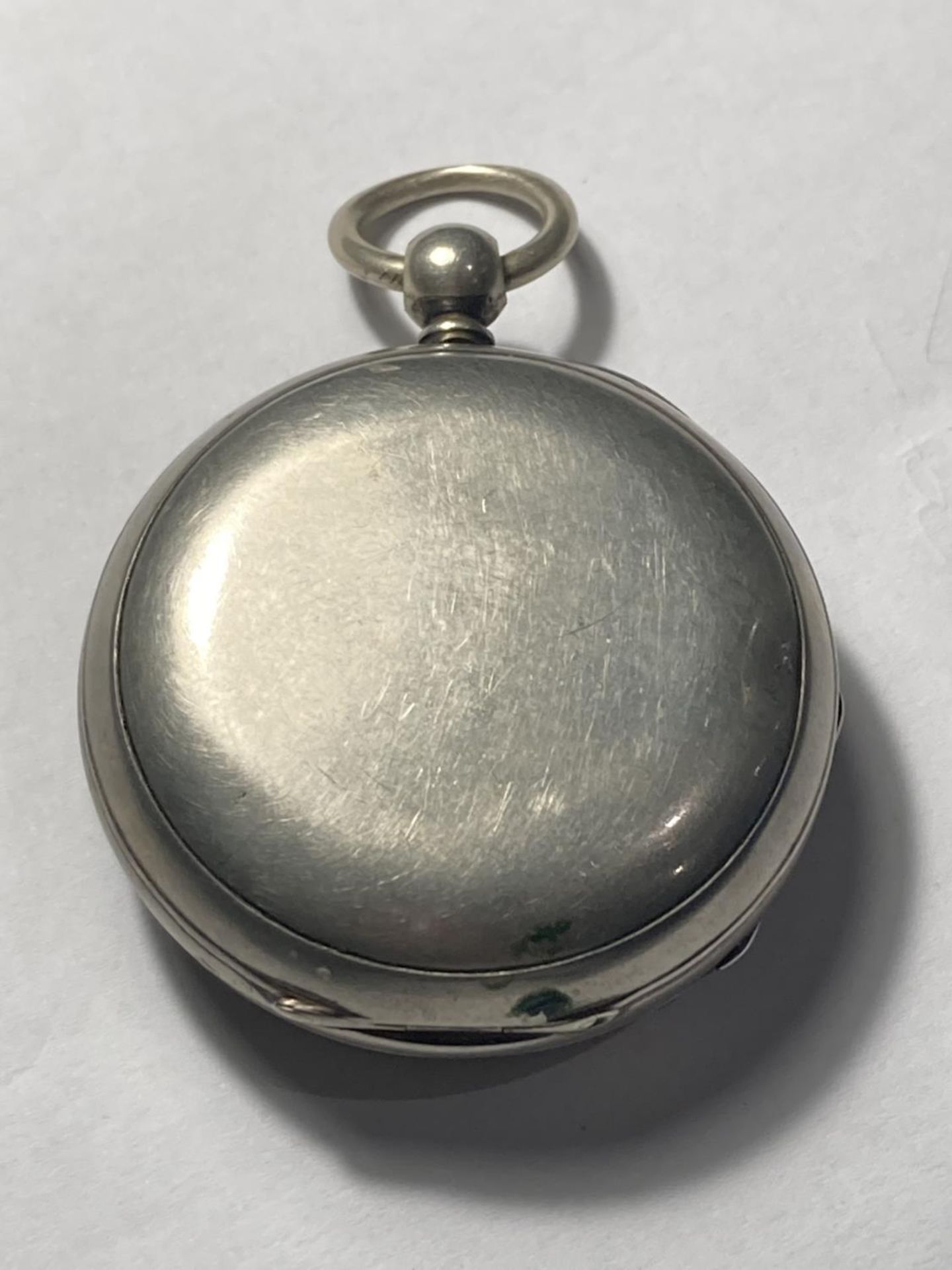 A GENTS POCKET WATCH WITH WHITE ENAMEL FACE AND ROMAN NUMERALS - Image 2 of 3