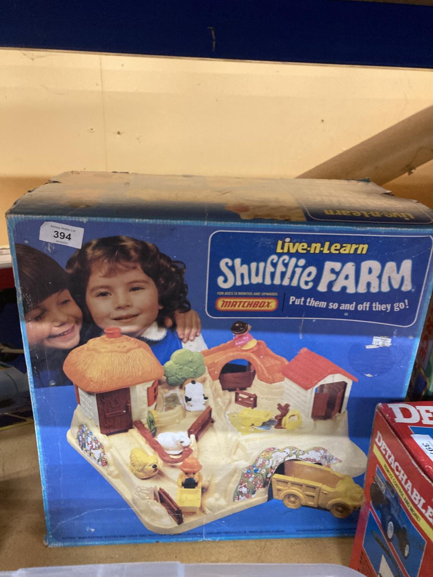 A RARE BOXED VINTAGE 1978 MATCHBOX LIVE N LEARN SHUFFLIE FARM PLAYSET AND ASSORTED SHUFFLE FIGURES