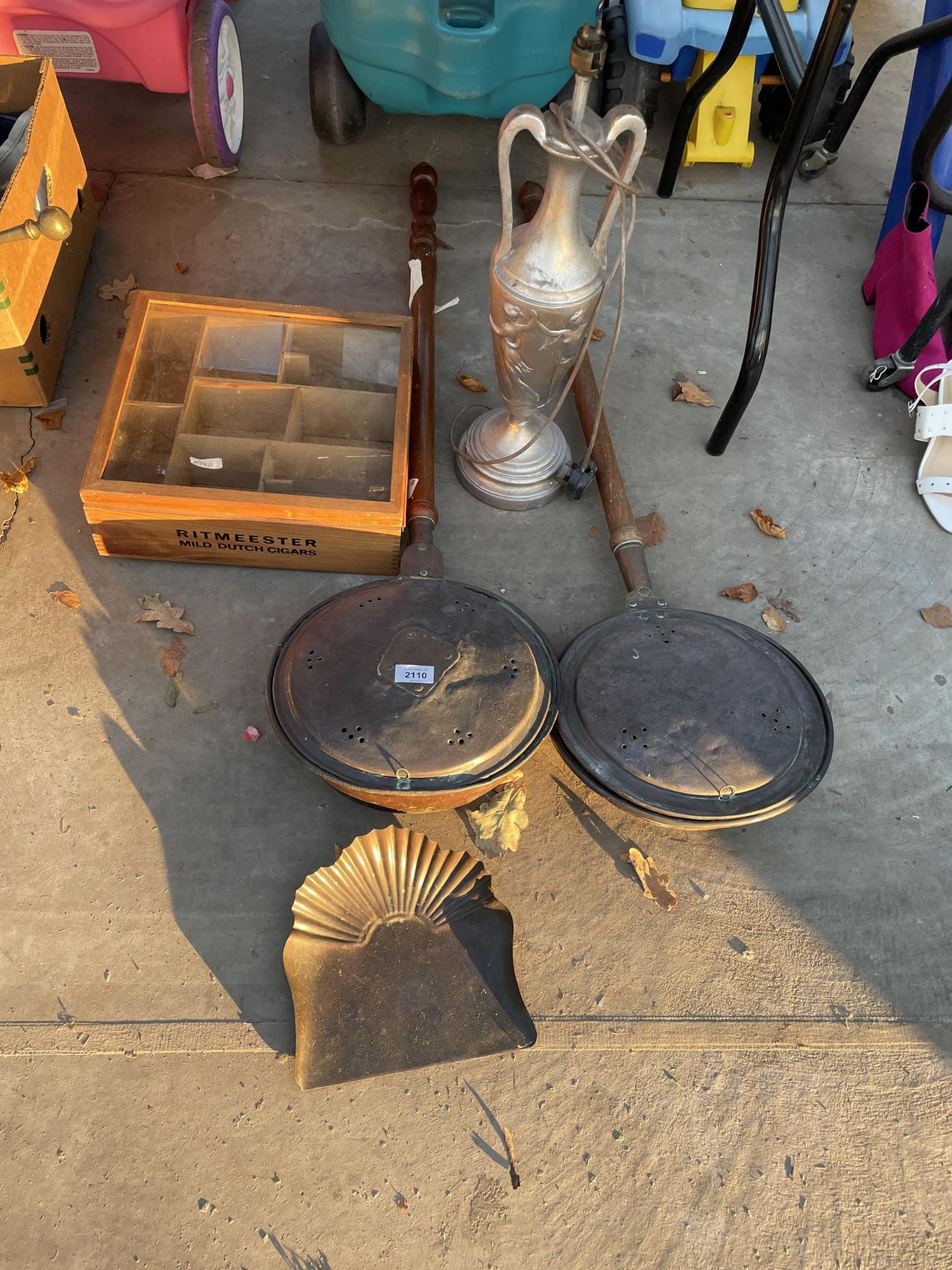 AN ASSORTMENT OF VINTAGE ITEMS TO INCLUDE A DISPLAY CASE, A LAMP AND TWO BED WARMING PANS ETC