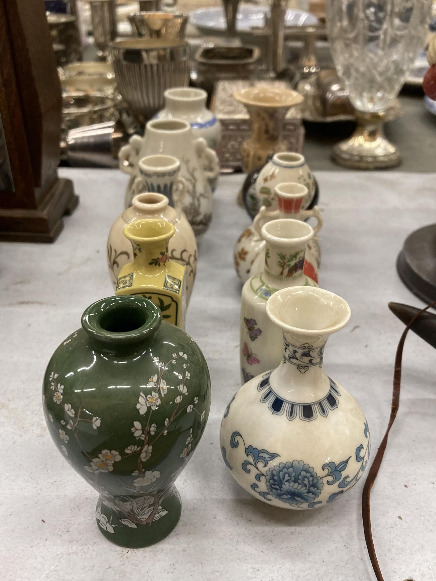 A GROUP OF MINIATURE ORIENTAL PORCELAIN VASES AND PAIR OF VINTAGE BRASS TRAYS - Image 2 of 6