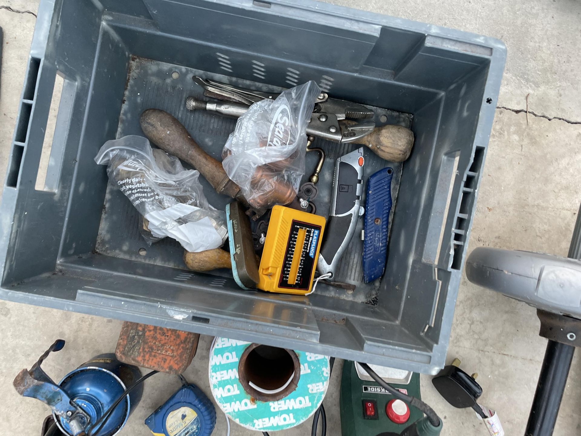 AN ASSORTMENT OF HAND TOOLS TO INCLUDE A WOOD PLANE, FILES AND AN OIL CAN ETC - Image 3 of 3