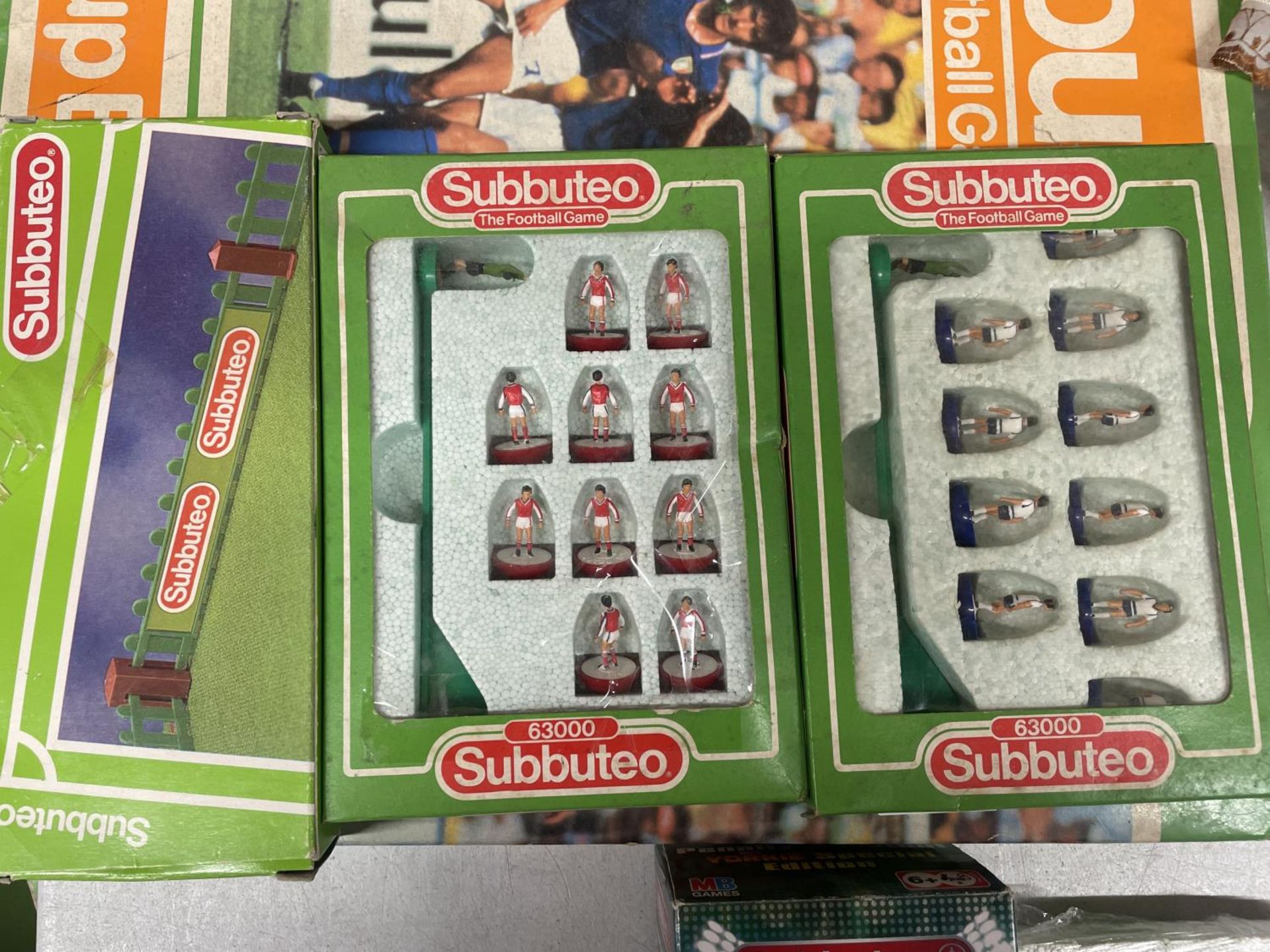 A VINTAGE SUBBUTEO WORLD CUP EDITION FOOTBALL GAME NO. 60240, 4 FOOTBALL TEAMS - 2 MISSING - Bild 2 aus 4