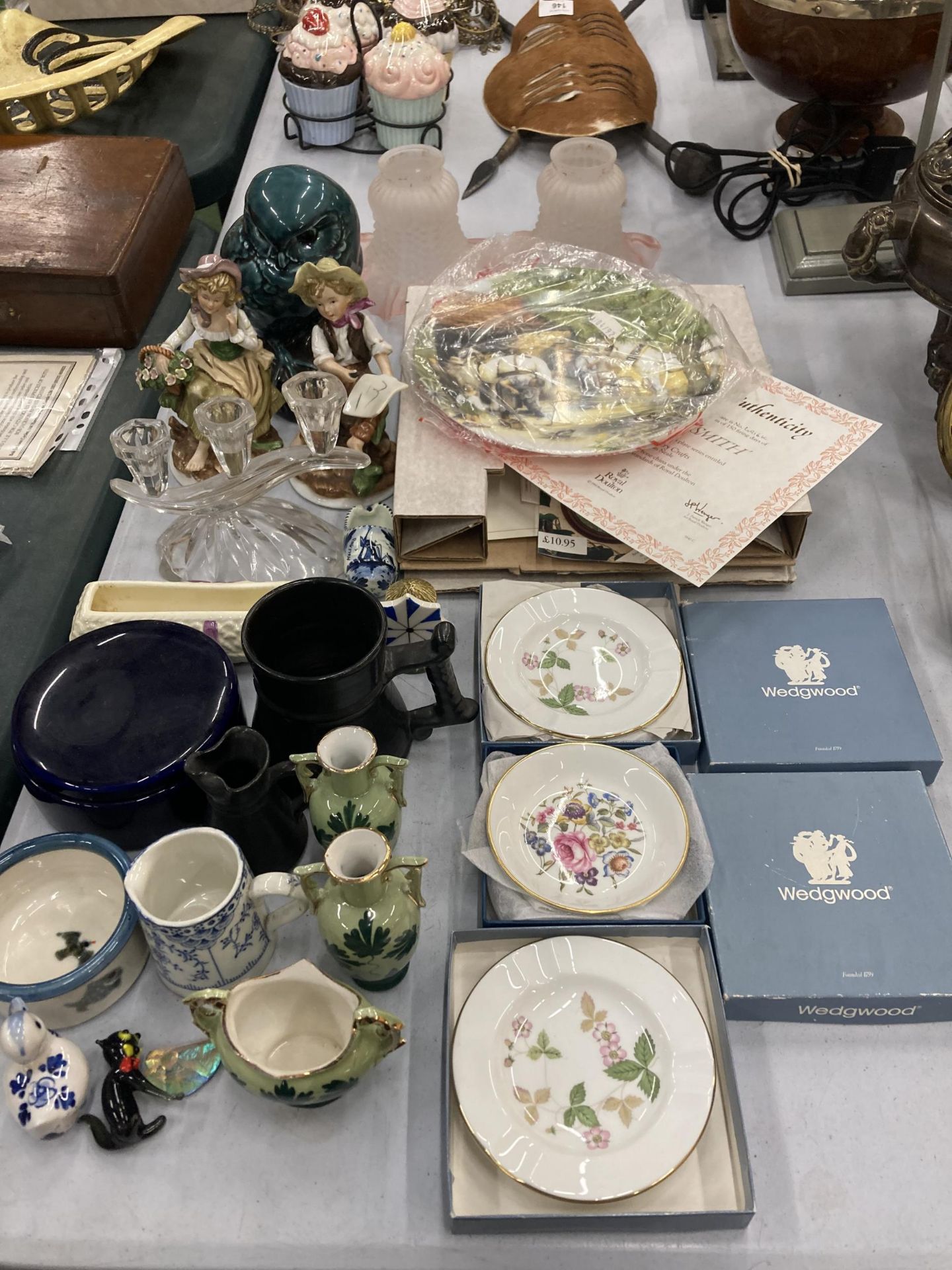 A MIXED LOT OF ITEMS TO INCLUDE CONTINENTAL STYLE FIGURES, POOLE OWL, ROYAL DOULTON CABINET PLATES