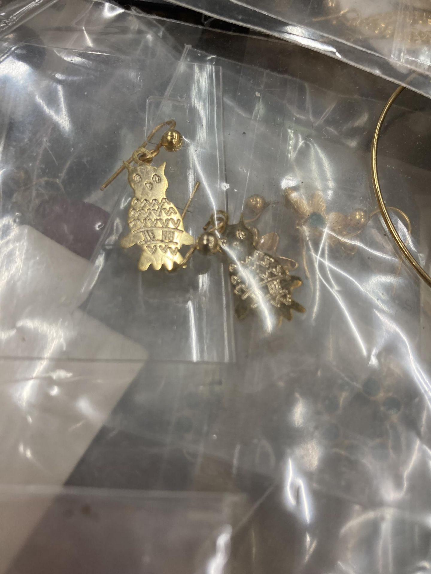 A WICKER BASKET OF ASSORTED COSTUME JEWELLERY IN BAGS AND BACKINGS - Image 6 of 6