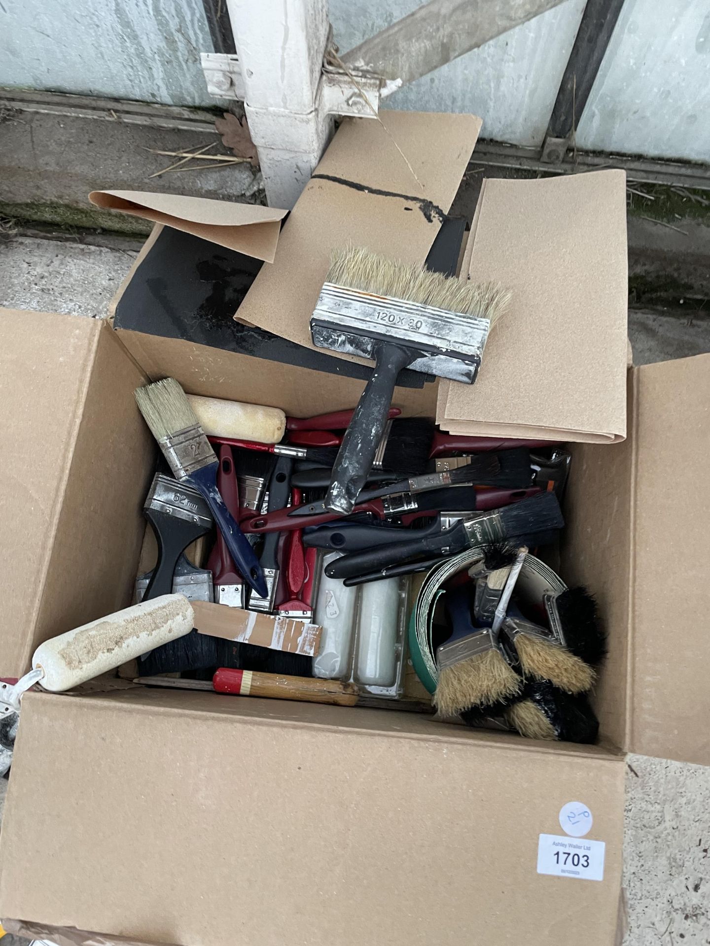 AN ASSORTMENT OF DECORATORS BRUSHES AND ROLLERS ETC - Image 2 of 3