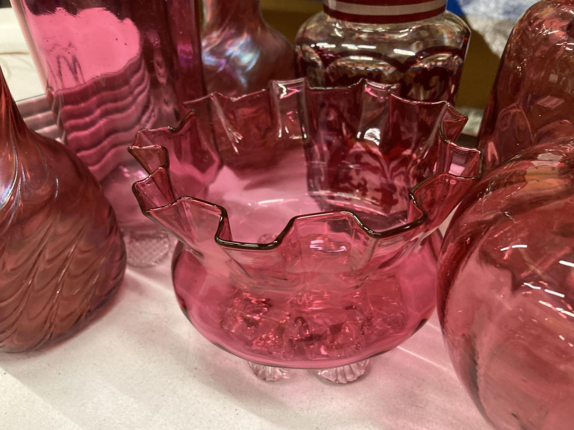 A MIXED GROUP OF VINTAGE CRANBERRY GLASSWARE TO INCLUDE JUGS, VASES ETC - Image 5 of 5