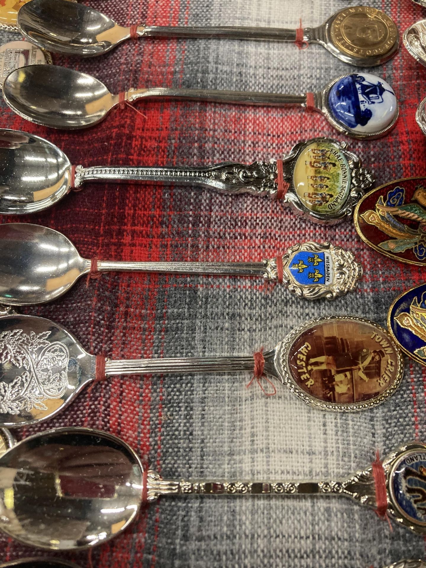 A WOODEN DISPLAY BOX CONTAINING ASSORTED COLLECTABLE SILVER PLATED TEASPOONS - Image 3 of 5