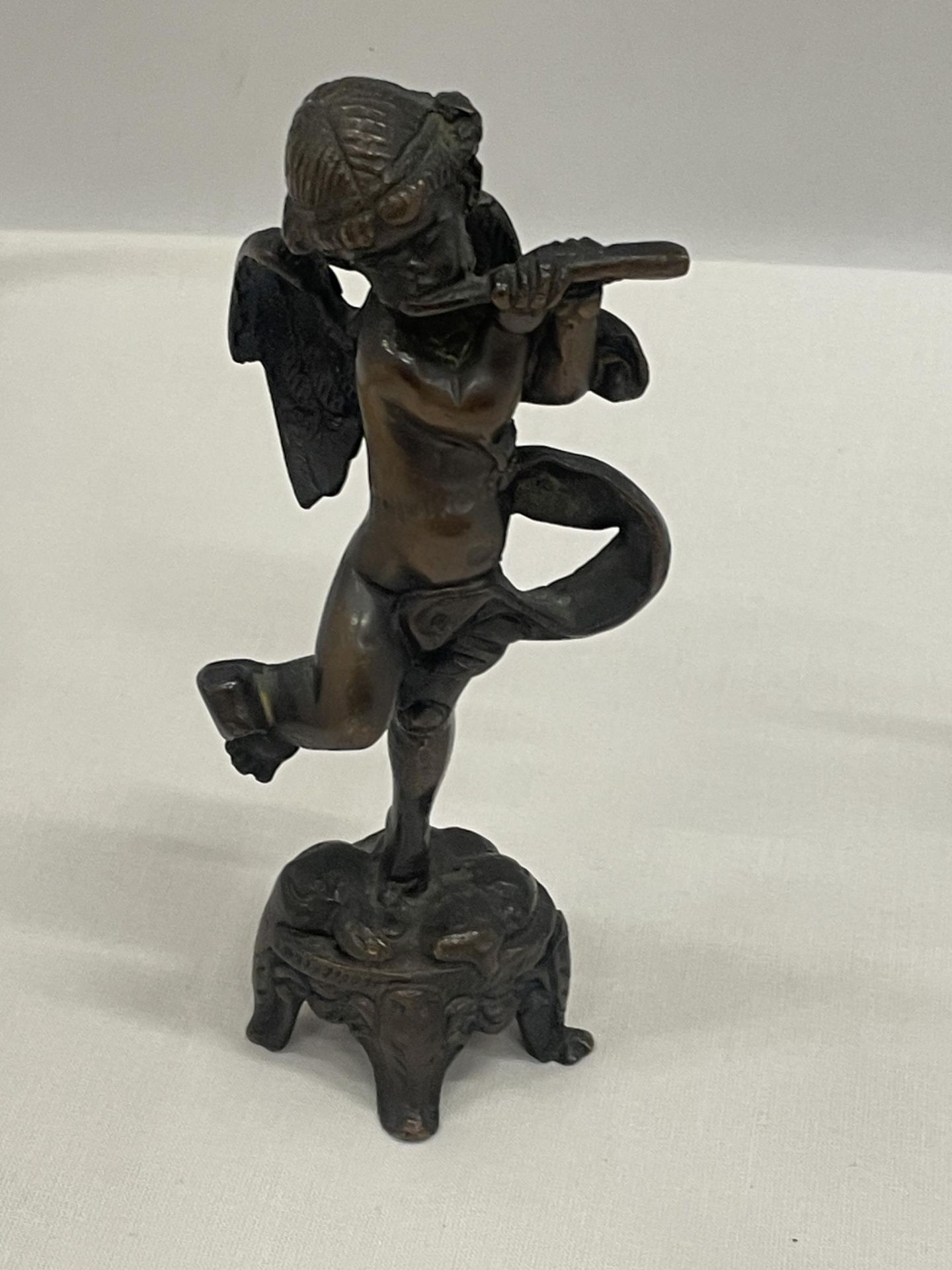A PAIR OF BRONZE CHERUBS ONE PLAYING A LUTE AND ONE A FLUTE APPROXIMATELY 6 INCHES TALL - Bild 3 aus 4